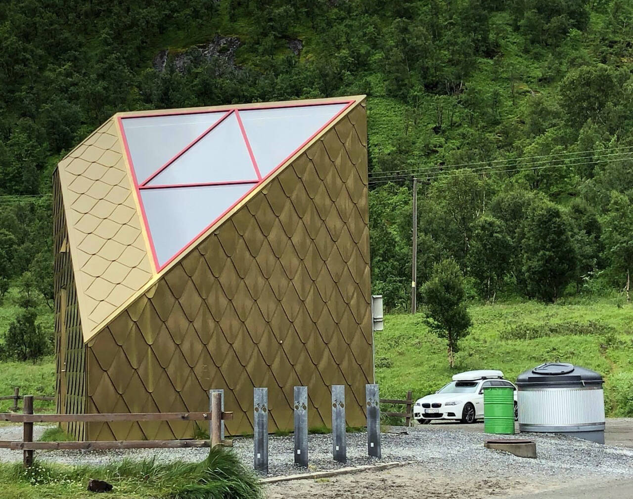 DESIGN: Det legges stor vekt på rasteplassenes design langs Nasjonale turistveger. «Gulldassen» ved Eresfjord på Senja er et godt eksempel. Foto: Morten Abrahamsen / NTB