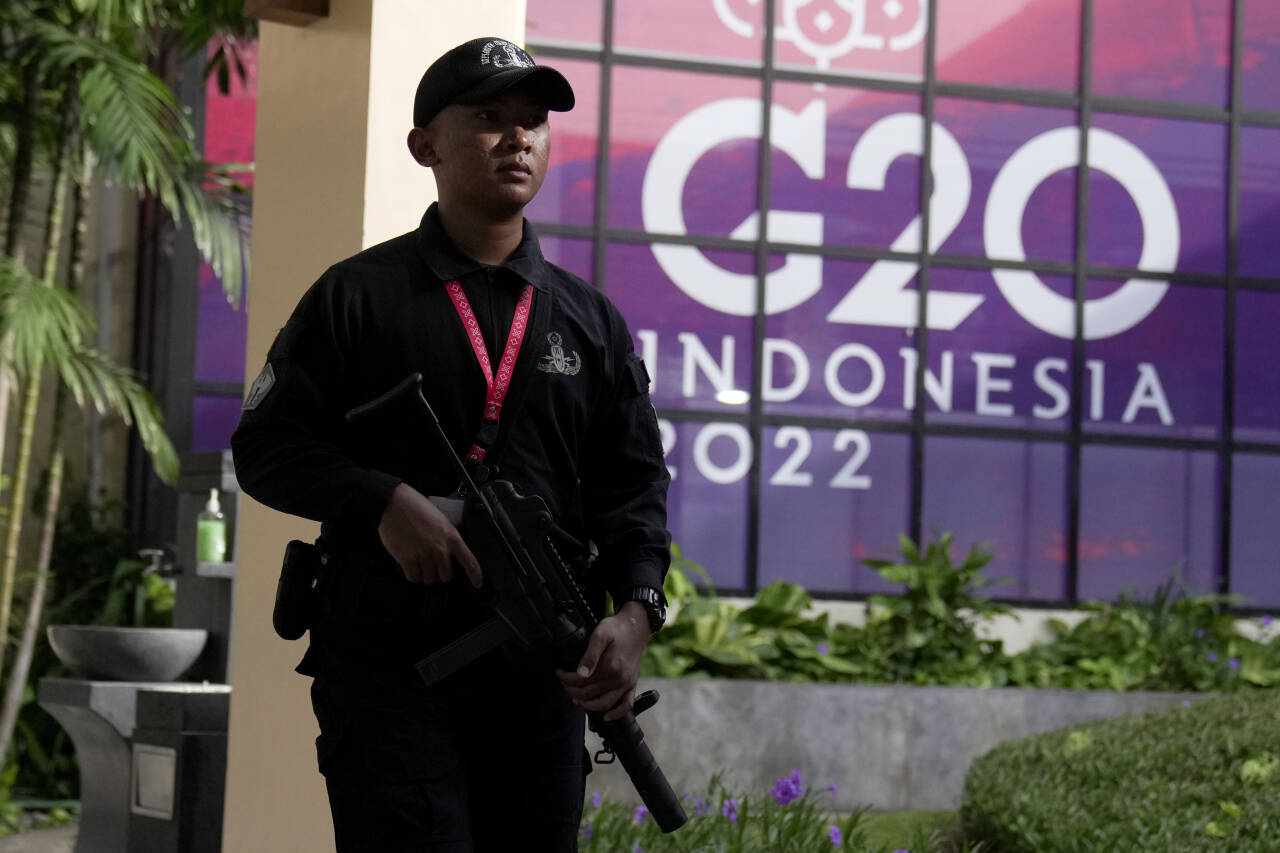En indonesisk soldat holder vakt utenfor et av møtestedene på G20-møtet i Nusa Dua mandag. Foto: Dita Alangkara / AP / NTB