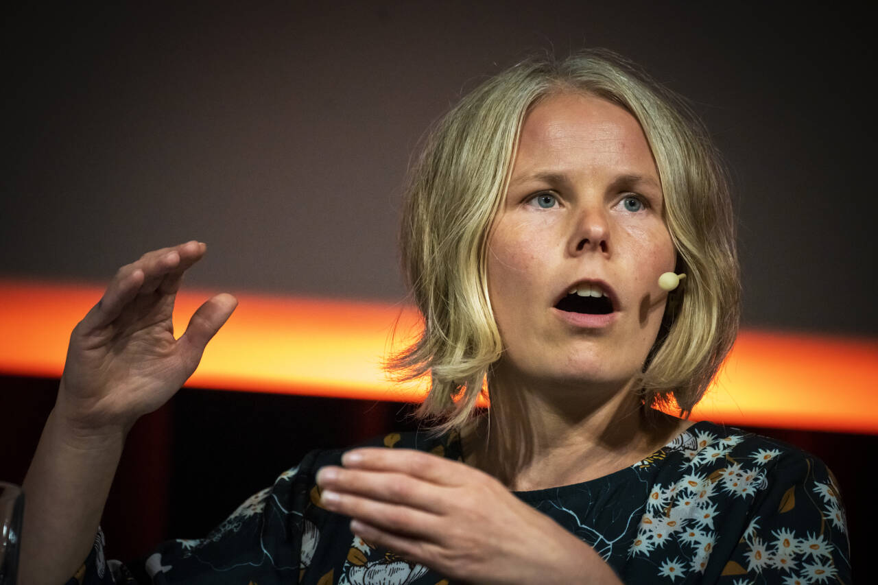 Nestleder Kirsti Bergstø sier SV vil ta med seg spørsmålet om 6-timersdag inn i budsjettforhandlingene. Foto: Ole Berg-Rusten / NTB