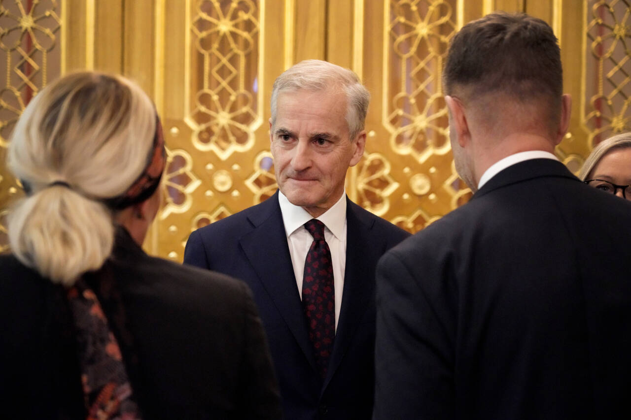 Statsminister Jonas Gahr Støre (Ap) sier det gjorde sterkt inntrykk å høre om hverdagen og en presset økonomi hos vanlige folk som stilte opp i Debatten. Foto: Ole Berg-Rusten / NTB