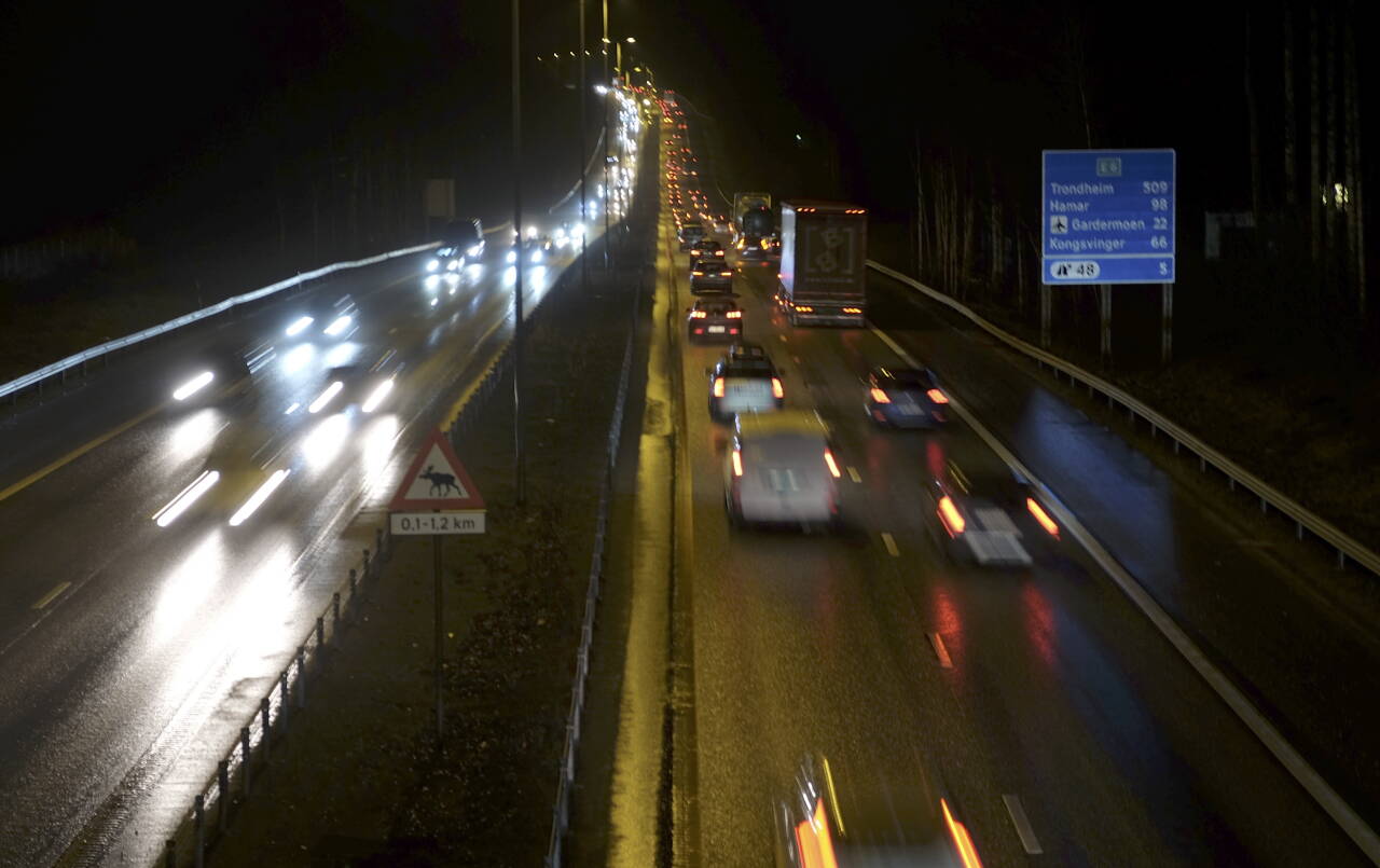Om høsten og vinteren er det mørkere på veiene noen av timene vi er mest aktive i trafikken. Forskere mener det ville avhjelpe ulykkesrisiko å innføre permanent sommertid. Foto: Vidar Ruud / NTB