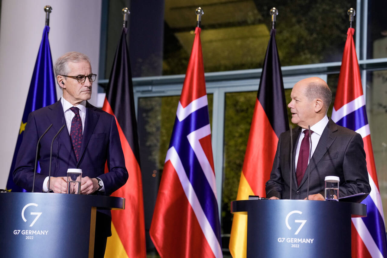 Statsminister Jonas Gahr Støre sammen med den tyske statsministeren Olaf Scholz på onsdagens pressekonferanse i Berlin. Foto: Javad Parsa / NTB