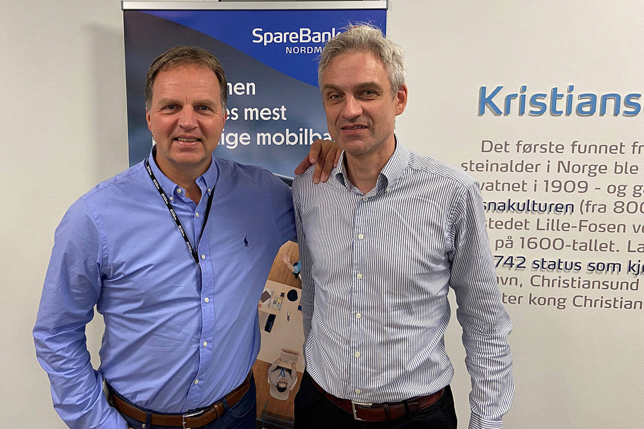 Arne Elven (t.h.) er ansatt som ny direktør for privatmarked i SpareBank 1 Nordmøre. Foto: SpareBank 1 Nordmøre