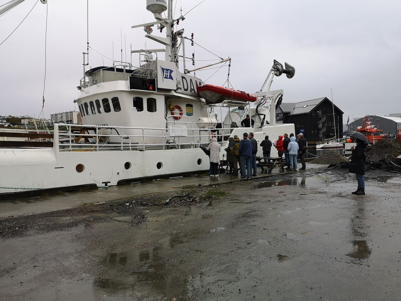 Flere som ønsker å sikre seg hvalkjøtt fra Fiskebank1 på kullkrankaia i Kristiansund i dag. Foto: Kurt Helge Røsand / KSU.NO