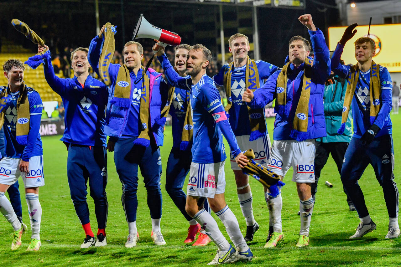 Magnus Wolff Eikrem og resten av spillerne feirer med supporterne på Åråsen.Foto: Rodrigo Freitas / NTB