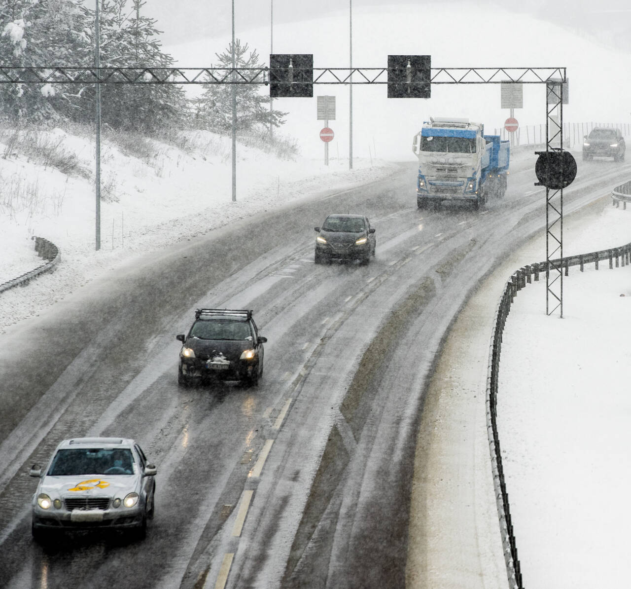 KOMMER BRÅTT PÅ: Vinteren kommer brått på mange bilister, viser en ny undersøkelse. Foto: Berit Roald / NTB