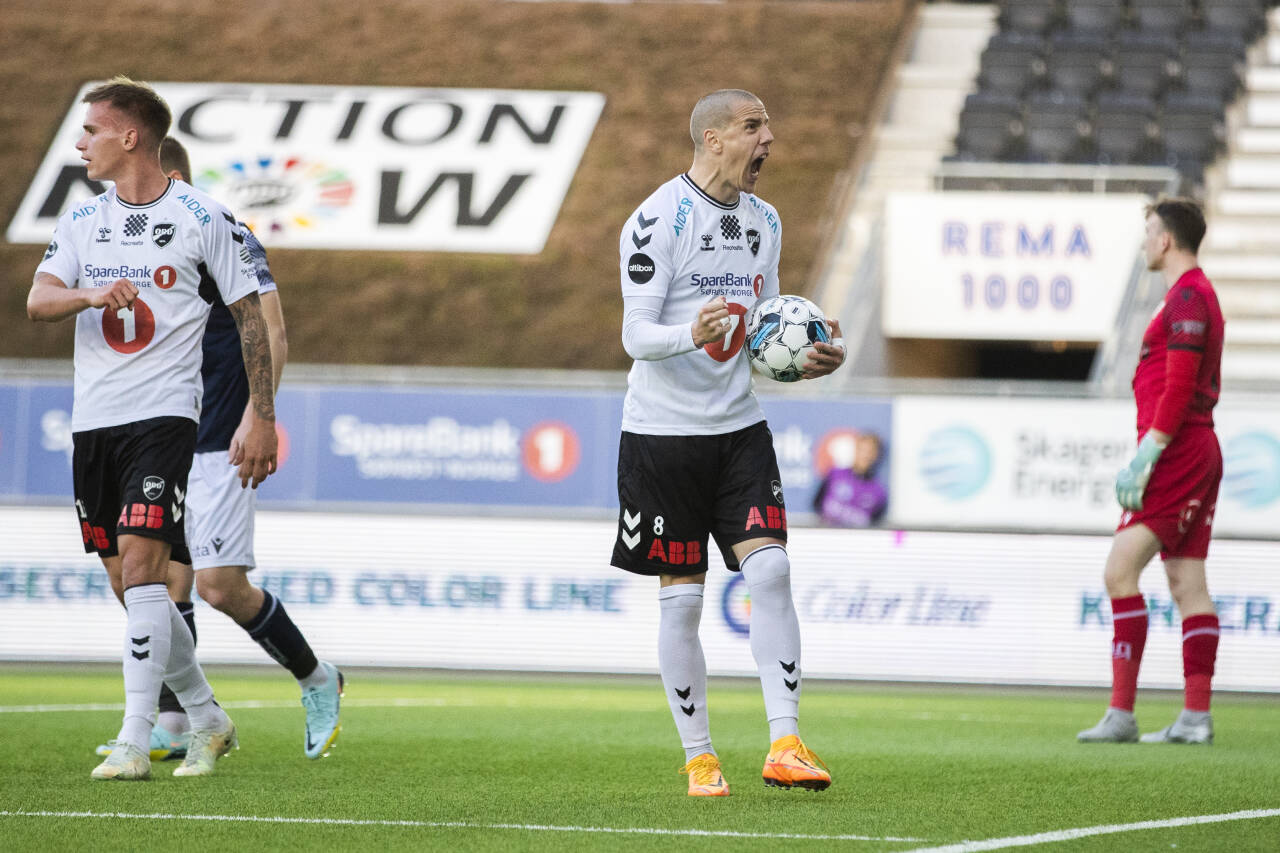 Milan Jevtovic utlignet til 1-1 på straffespark mot Kristiansund. Foto: Trond Reidar Teigen / NTB