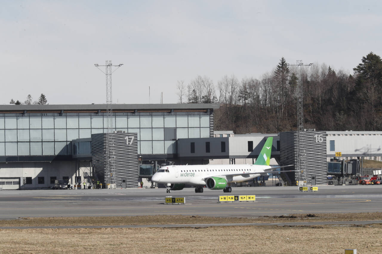 Widerøe sier stengningen av Bergen lufthavn, Flesland onsdag morgen vil få konsekvenser for trafikken i hele dag. Her ser vi Widerøes nye jetfly Embraer 190 E-2 på Flesland. Foto: Terje Bendiksby / NTB