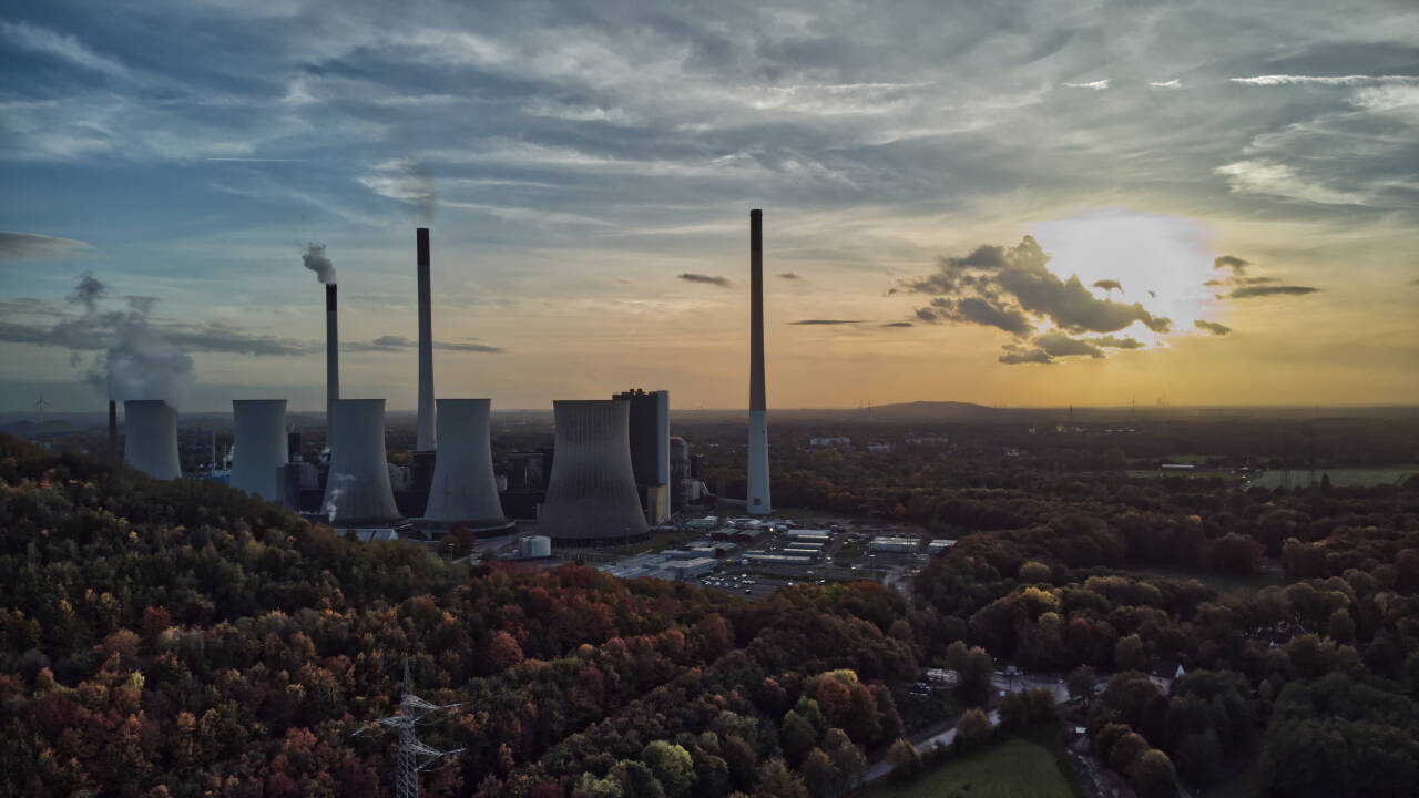 Solnedgang bak et kullkraftverk i Gelsenkirchen i Tyskland. Foto: Michael Sohn / AP / NTB