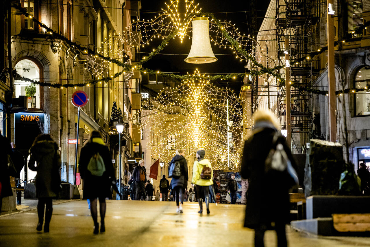 Snart kommer julehandelen i gang for alvor. NHO venter at slaget vil gå noe ned fra toppårene under pandemien. Foto: Stian Lysberg Solum / NTB