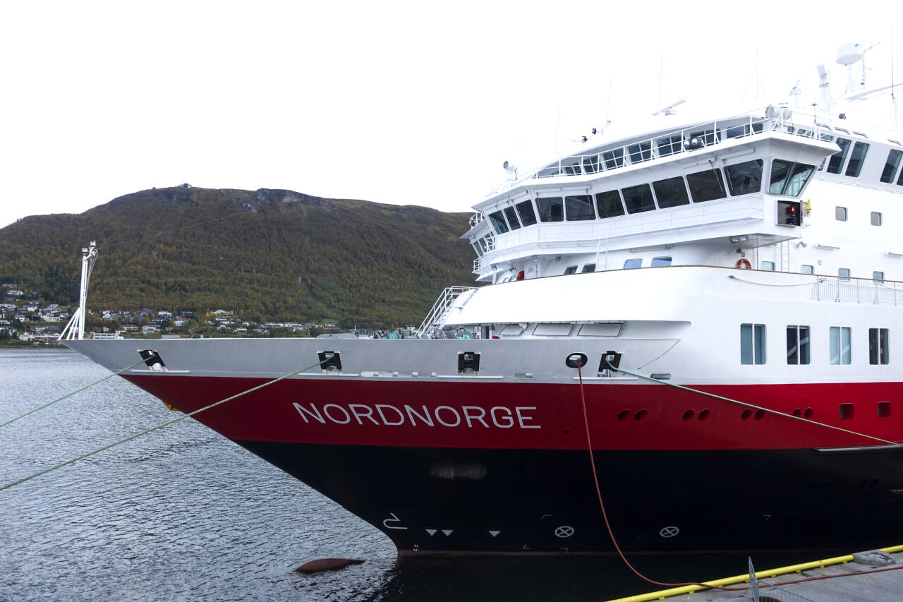 Hurtigruten MS Nordnorge måtte onsdag kveld evakuerer alle passasjerer etter en anonym telefonoppringning som kunne oppfattes som en trussel. Detter er et arkivbilde av skipet. Foto: Marianne Løvland / NTB