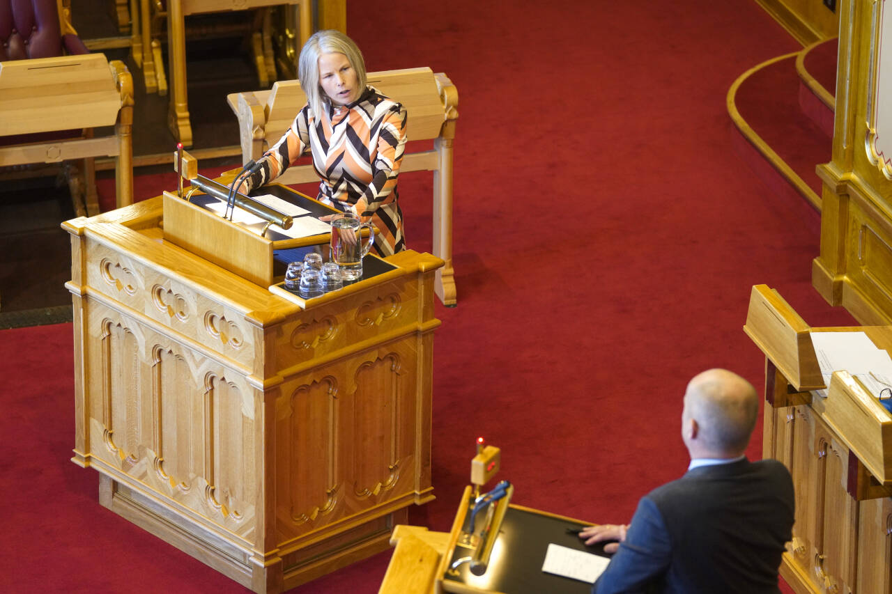 SVs Kirsti Bergstø konfronterte finansminister Trygve Slagsvold Vedum (Sp) om kuttet i dagpenger i Stortingets spørretime. Foto: Terje Bendiksby / NTB