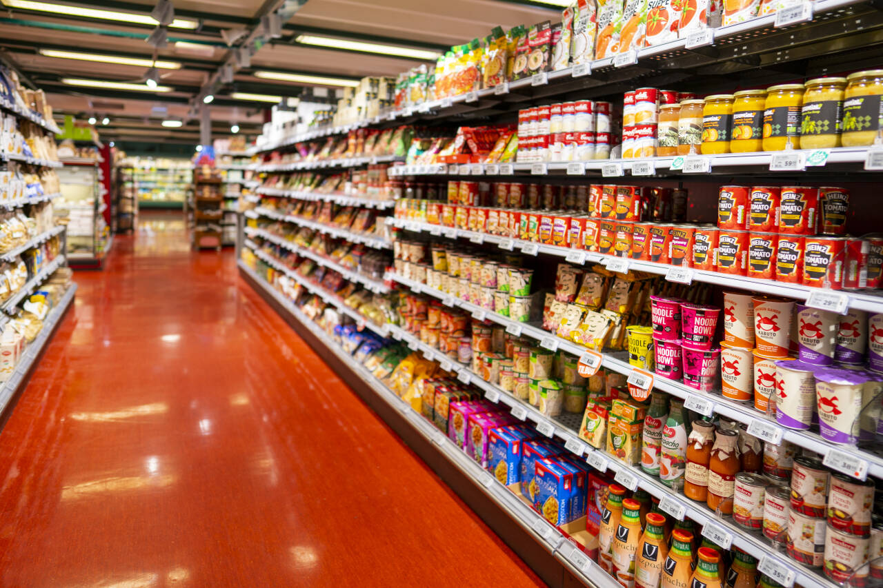 Økte priser på mat er blant det som fører til prisvekst. Foto: Heiko Junge / NTB