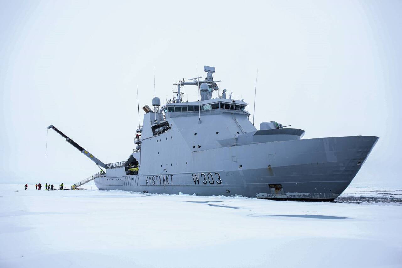 Kystvaktfartøyet KV Svalbard er sendt til en russiske isbryter vest for Trondheim.Kystvakten ved «KV Svalbard» har i dag skrevet polarhistorie ved å være det første norske fartøyet som har nådd Nordpolen. Foto: Kystvakten / NTB