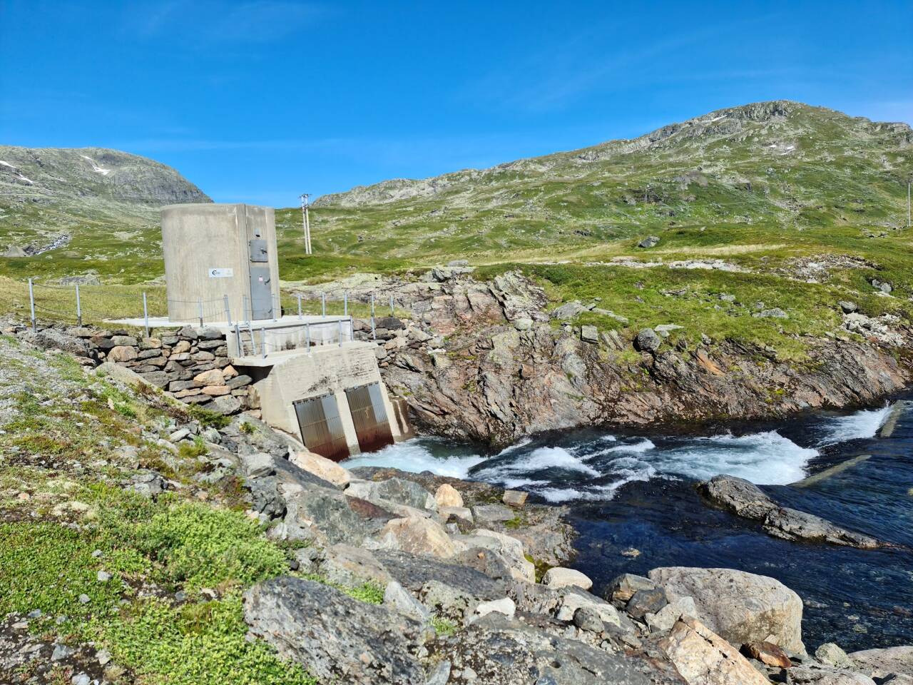 Lyse Kraft varslet på sensommeren at de ønsker å oppruste vannkraftanleggene i Røldal og Suldal for å øke kraftproduksjonen. Men nå har selskapet skrinlagt planene, etter at regjeringen foreslo å ta inn mer skatt fra vannkraftverkene. Bildet er fra inntak i Blåbergdalen hvor vann overføres til Votnamagasinet. Foto: Lyse Kraft DA / NTB