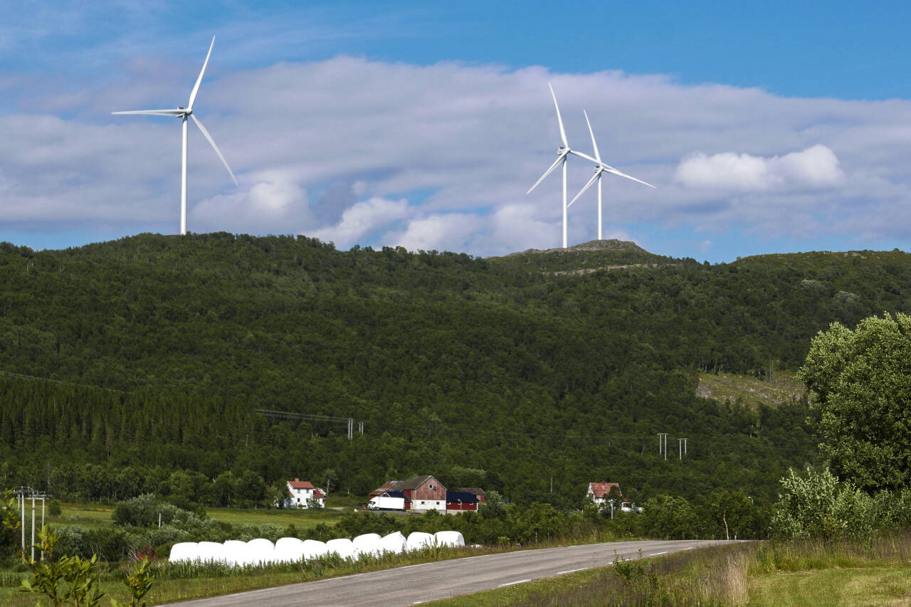 Regjeringen vil gjøre det mer lønnsomt for kommunene å tillate vindkraft på land. Her ser vi vindturbiner i Ånstadblåheia vindpark på Sortland i Nordland. Foto: André Lorentsen / NTB