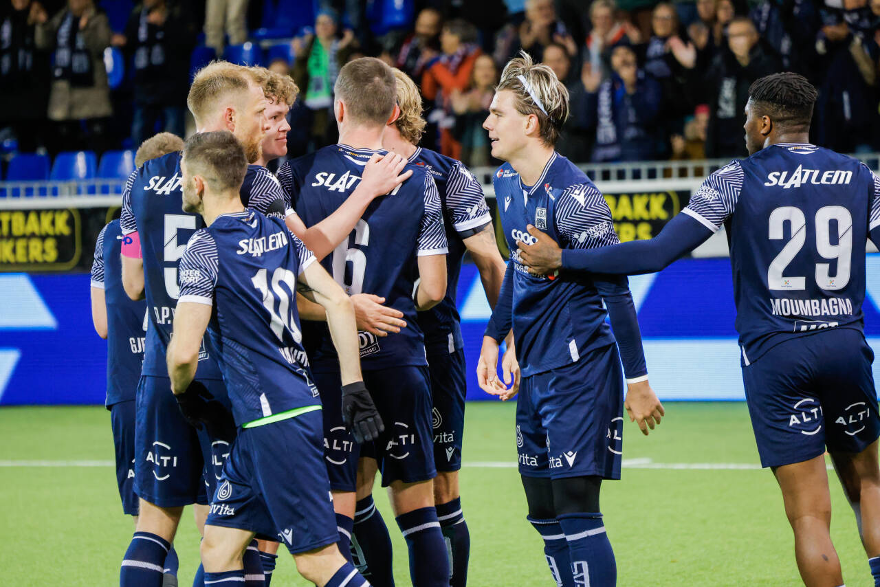Brynjólfur Willumsson scorer for Kristiansund under eliteseriekampen mot Aalesund. Foto: Svein Ove Ekornesvåg / NTB