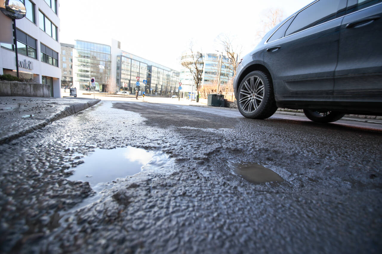 46 prosent av befolkningen er ikke er trygge på at veiene er godt vedlikeholdt, viser en ny undersøkelse gjort for Naf. Foto: Lise Åserud / NTB