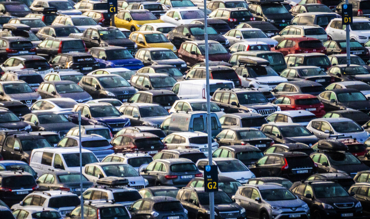 MANGE MULIGHETER: Det er mange biler å velge mellom på bruktmarkedet. Før man handler, er det viktig å tenke gjennom hva man faktisk skal bruke bilen til. Foto: Ole Berg-Rusten / NTB