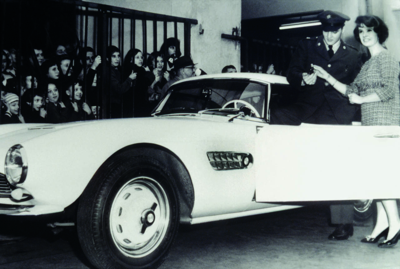 FÅR NØKKELEN: Elvis skal ha gitt 3750 dollar for denne BMW 507-en da han kjøpte den brukt i Tyskland. Foto: BMW