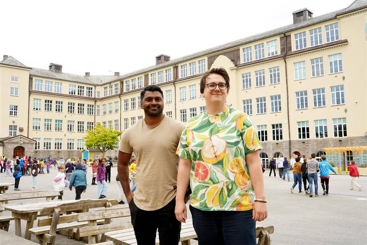 Sugan Thevarajah er utdannet ergoterapeut og Bjørnar Skoglund er utdannet vernepleier, sammen utgjør de halvparten av det nye miljøvernteamet ved Allanengen skole. Foto: Ingunn Strand / Kristiansund kommune