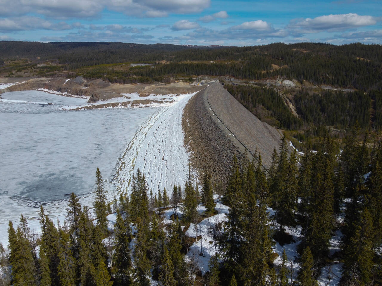 Lav vannstand i Dokkfløyvatnet i starten av mai, etter lite nedbør i løpet av våren og lite snø i fjellet. Illustrasjonsfoto: Ørn E. Borgen / NTB