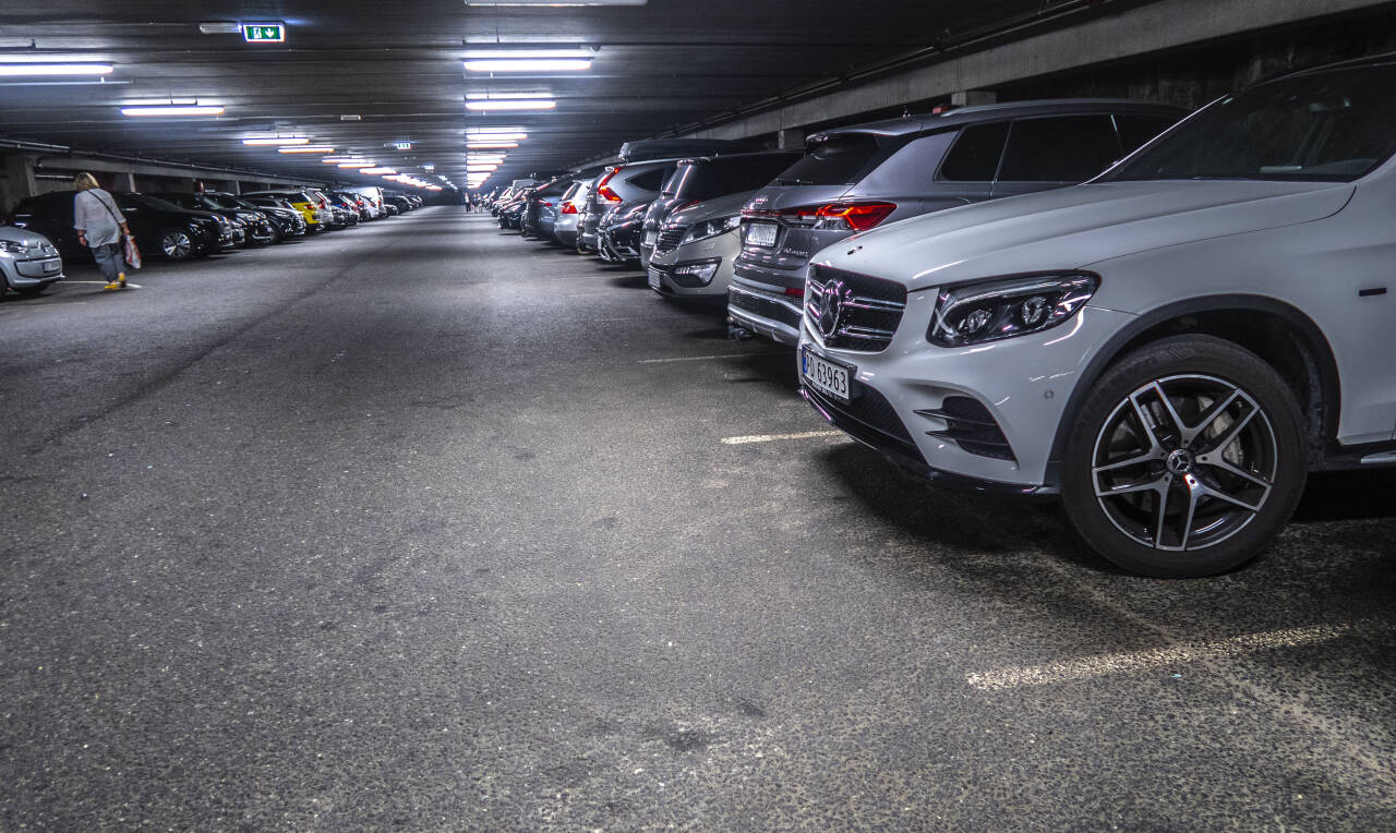 RYGG INN: Forsikringsselskapene anbefaler at man rygger inn når man skal parkere. Da har man bedre oversikt nå man skal ut igjen. Foto: Halvard Alvik / NTB