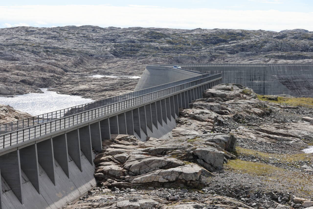 Lav vannstand i Blåsjø, som er det største kraftmagasinet i Norge. Anlegget består av flere dammer. Demningen på bildet ligger i Førrevassdammen. Foto: Ørn E. Borgen / NTB