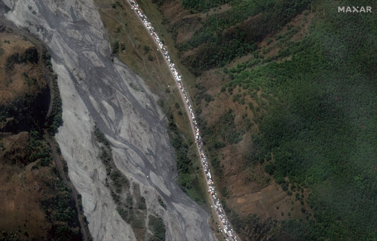 Satellittbilder viser lange køer av folk som forsøker å ta seg ut av Russland og over grensen til Georgia. Foto: Maxar Technologies / AP /