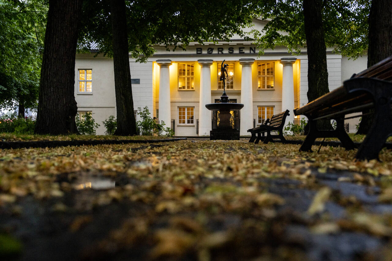 Nedturen på Oslo Børs fortsatte mandag morgen, men etter et kortvarig fall hentet hovedindeksen seg opp igjen. Foto: Javad Parsa / NTB