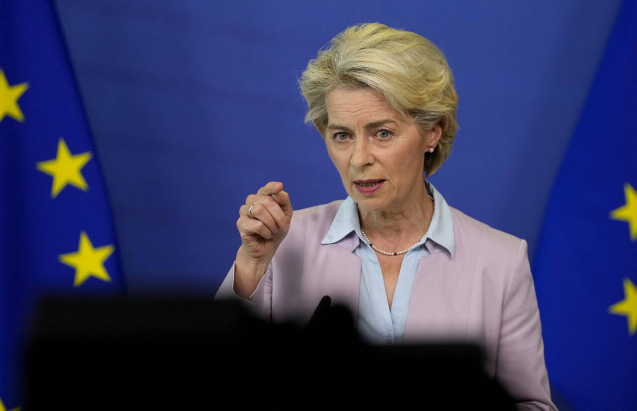 Ursula von der Leyen og EU-kommisjonen vil betale ut fem milliarder euro til Ukraina fra bistandspakken medlemslandene vedtok i mai. Foto: Virginia Mayo / AP / NTB