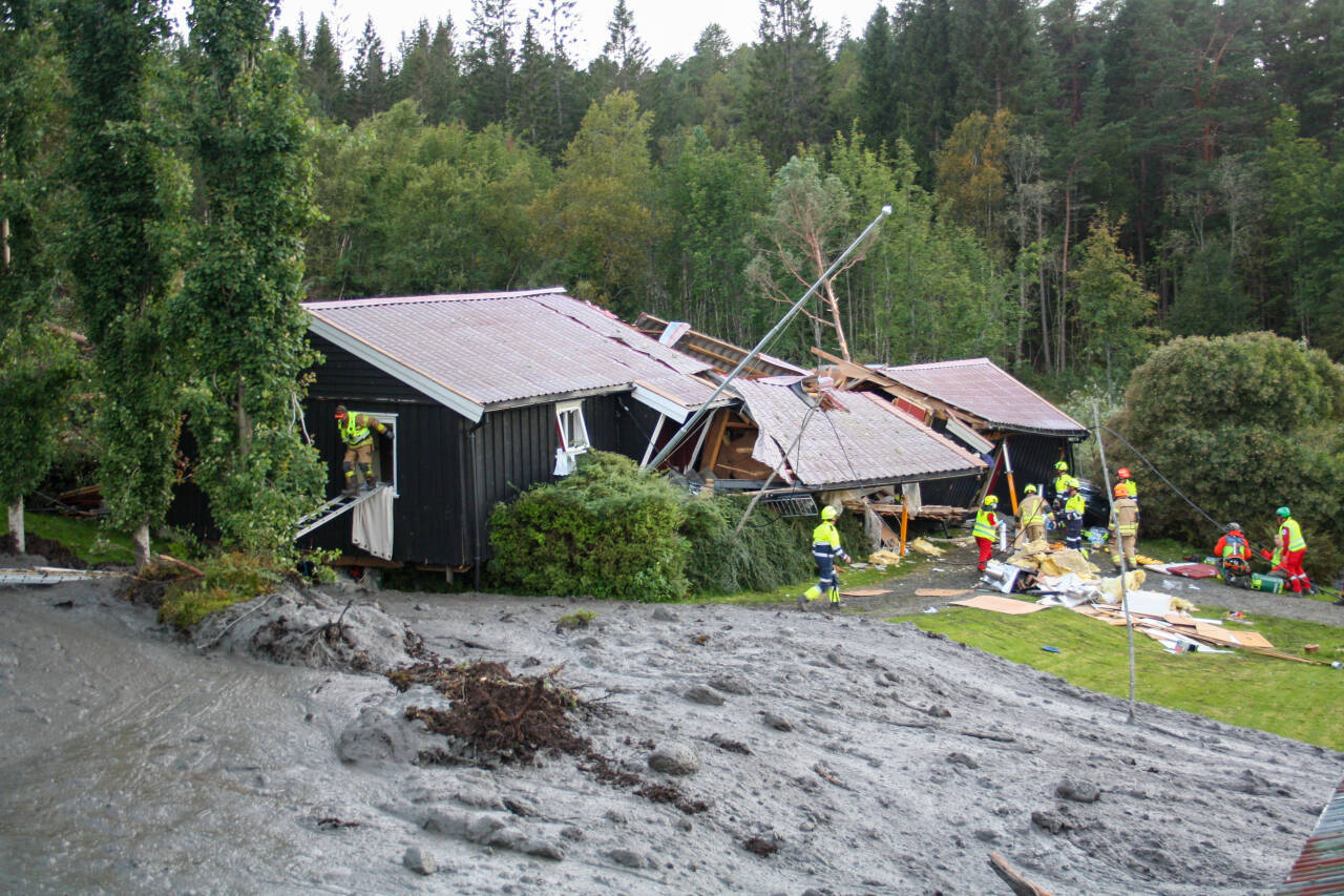 Et ras traff fredag kveld et hus i Valsøyfjorden i Heim kommune i Trøndelag. Foto: Kåre Hendset / NTB