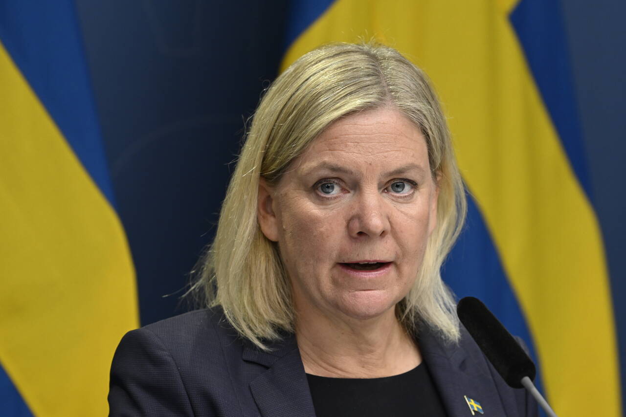 Statsminister Magdalena Andersson mener også det offentlige bør innføre strømsparetiltak. Foto: Anders Wiklund/TT / NTB