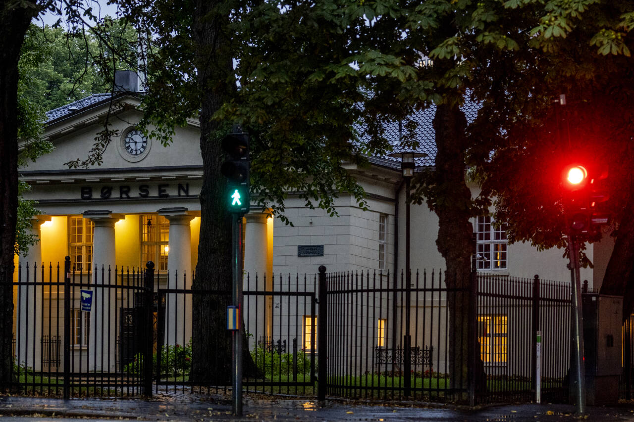 Hovedindeksen på Oslo Børs falt kraftig onsdag, drevet nedover etter regjeringens nyhet om skattepakke for oppdrettsbransjen. Sjømatindeksen er ned over 15 prosent.Foto: Javad Parsa / NTB