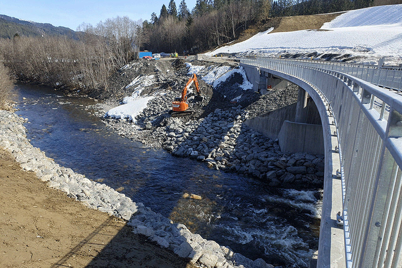 Arbeidet på bruen over elva Vindøla nærmar seg ferdigstillelse. Foto: Andreas Bergby / Møre og Romsdal fylkeskommune