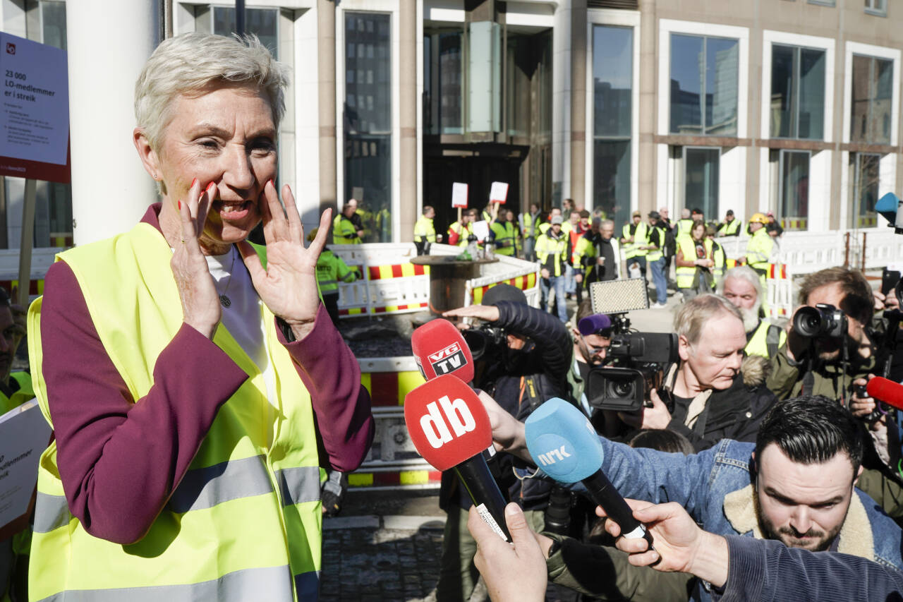 – Vi skal fortsette denne streiken til vi har oppnådd de målene vi har satt oss, lovet LO-leder Peggy Hessen Følsvik da hun møtte streikende bygnings- og anleggsarbeidere på Youngstorget i Oslo mandag. Foto: Cornelius Poppe / NTB