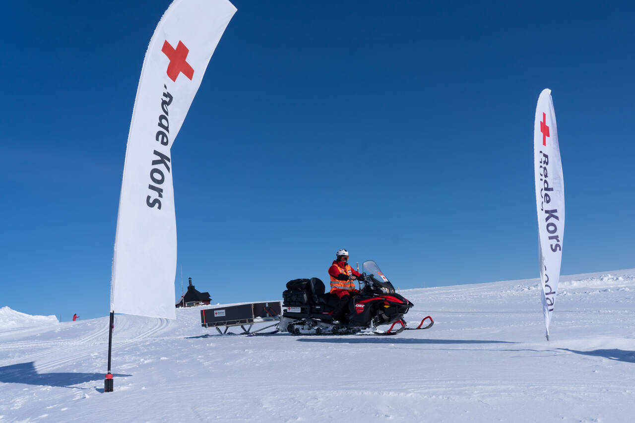 En frivillig fra Gol og Hemsedal Røde Kors på snøscooter på påskefjellet. Foto: Erik Flaaris Johansen / NTB