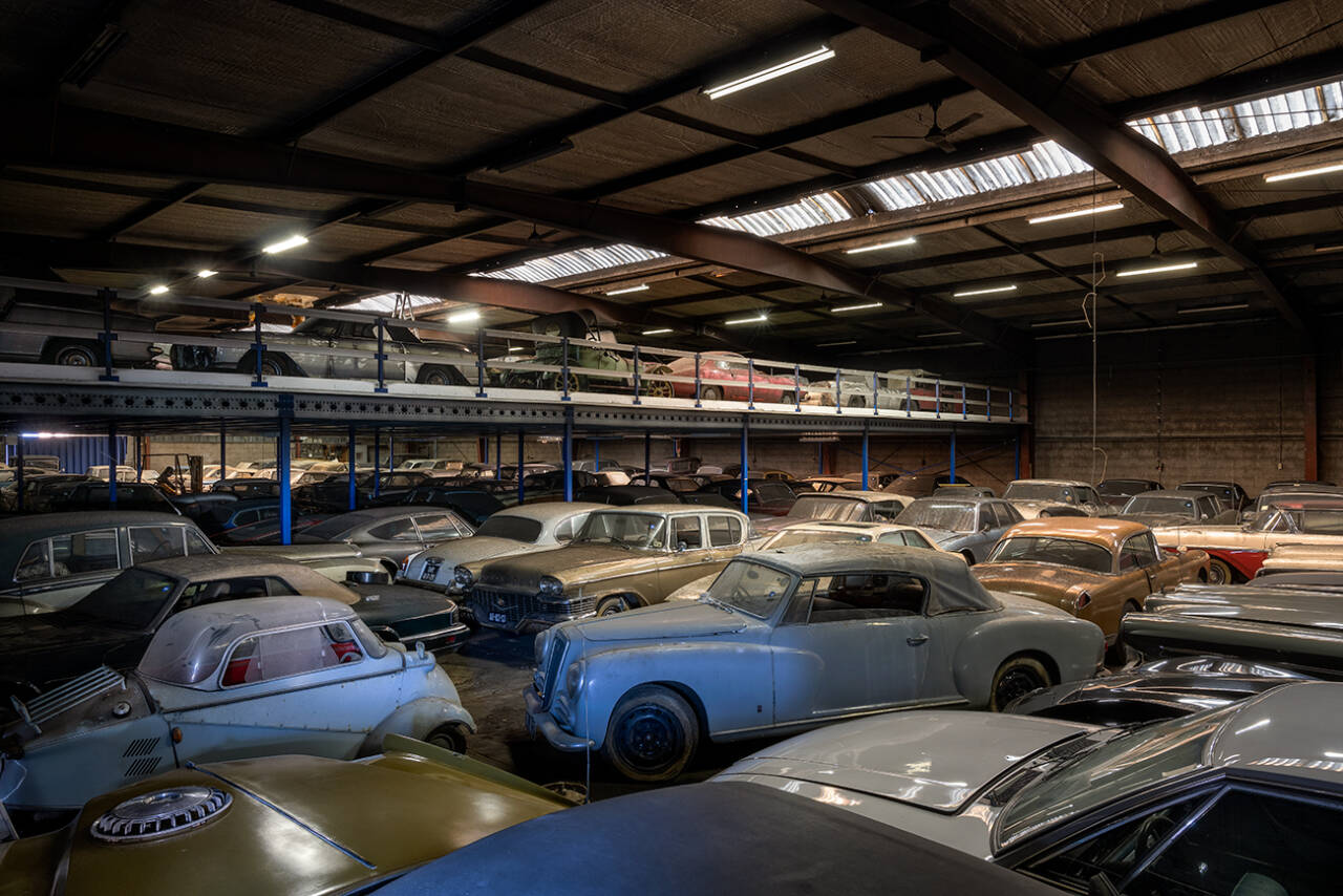 STØVETE: En samling på over 230 biler, samlet over 40 år, skal nå auksjoneres bort. Foto: Auksjonshuset