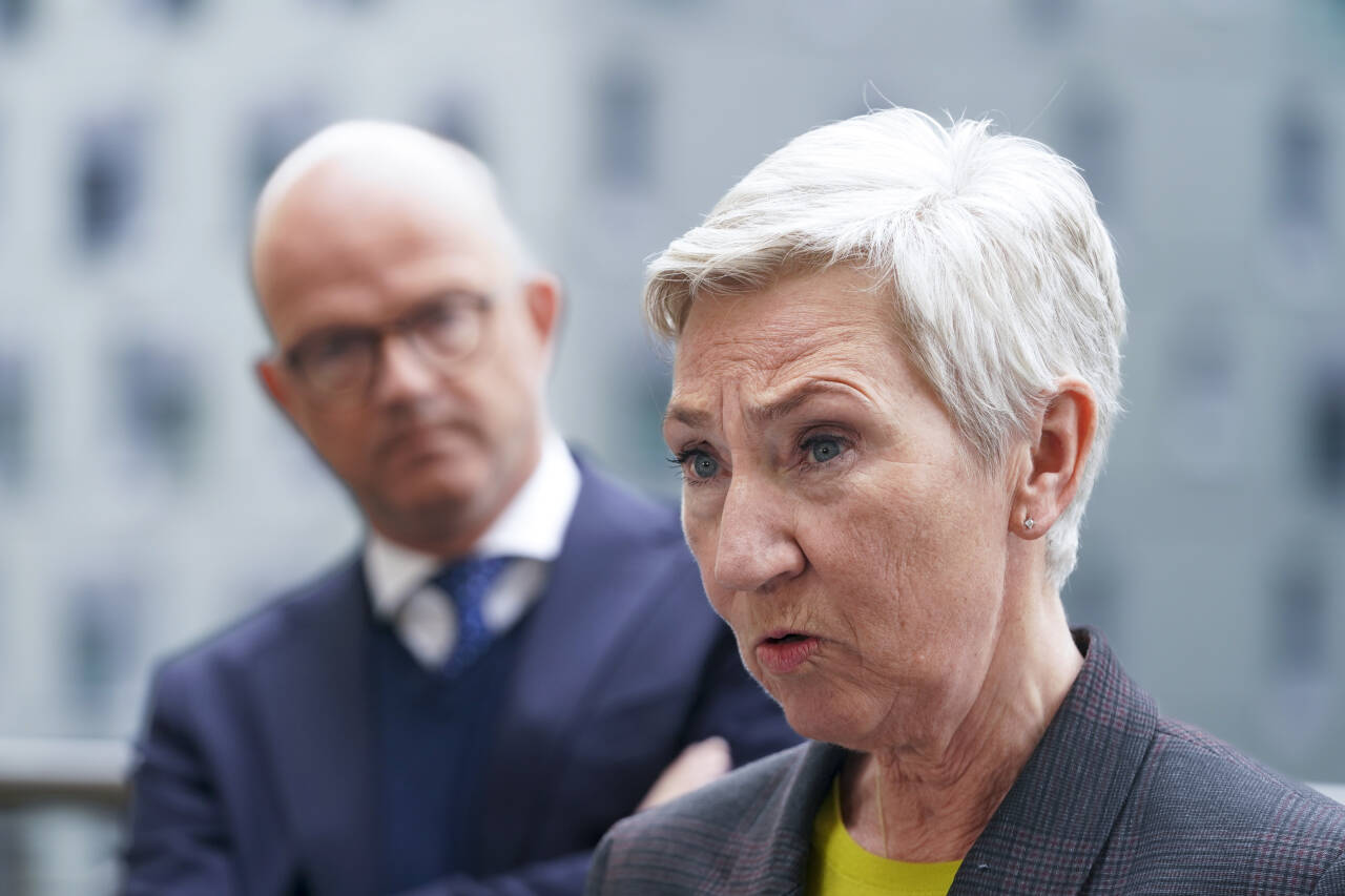 LO-leder Peggy Hessen Følsvik tar sine medlemmer ut i storstreik. I bakgrunnen NHO-direktør Ole Erik Almlid.Foto: Terje Pedersen / NTB