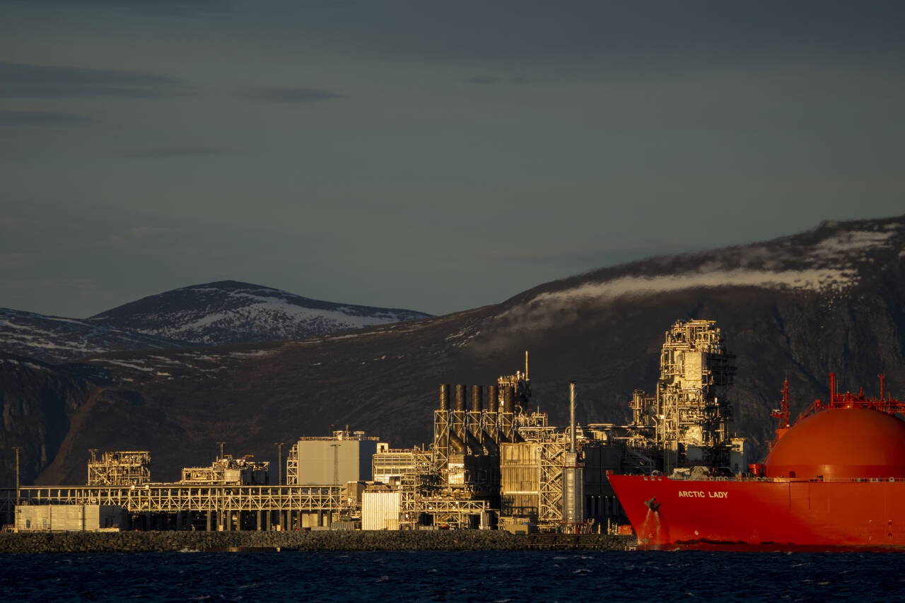 Her på Melkøya utenfor Hammerfest har Equinor bygget et anlegg for mottak og prosessering av naturgass fra Snøhvitfeltet i Barentshavet. Gassen blir sendt i en 145 kilometer lang gassrørledning til øya. Foto: Fredrik Varfjell / NTB