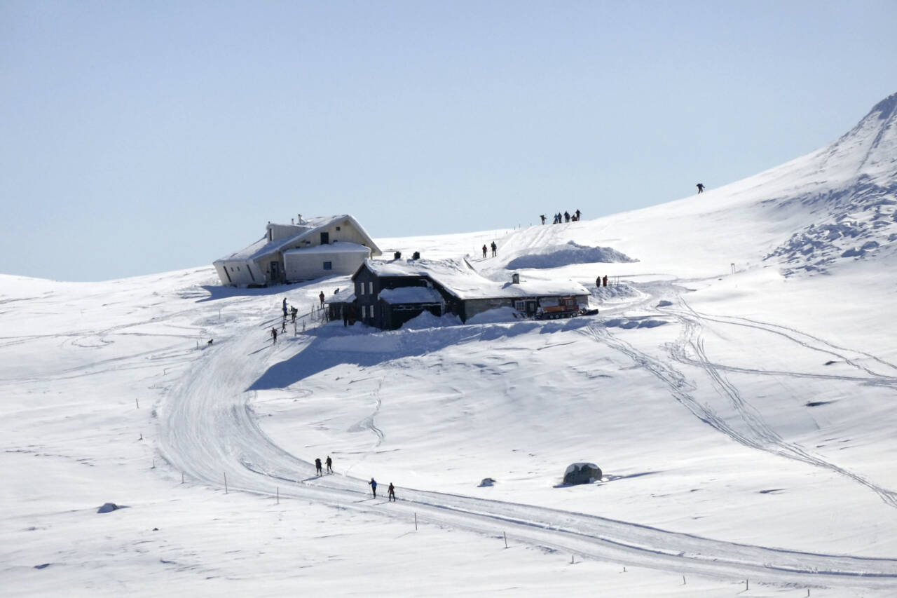 Overnattingstallene ved hyttene til Den Norske Turistforening (DNT) er tilbake på 2019-nivå. Bildet er fra 2018 og viser skiløpere ved DNTs turisthytte på Høgevarde på Norefjell. Foto: Erik Johansen / NTB