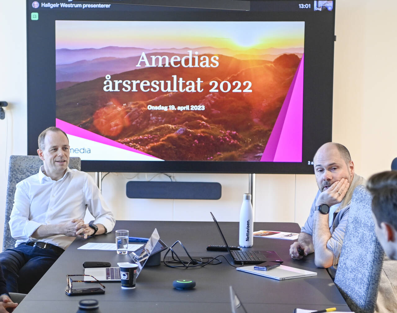 Amedias konsernsjef Anders Møller Opdahl (t.h.) og konserndirektør økonomi, finans og strategi Gisle Torheim la onsdag fram resultatet for 2022. Foto: Annika Byrde / NTB
