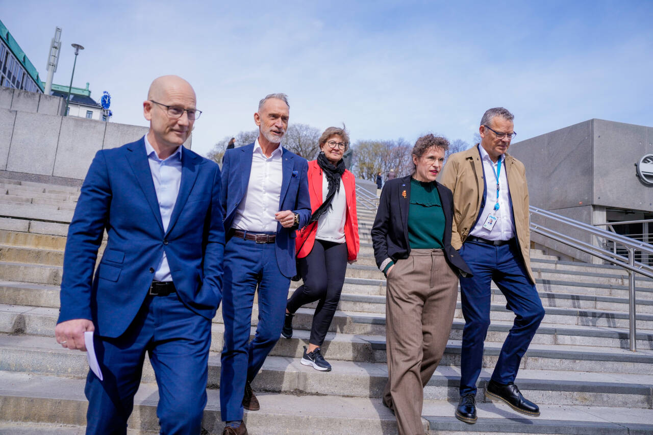 Torsdag gikk startskuddet for kommuneoppgjøret. Unios forhandlingsleder Steffen Handal, direktør for arbeidsliv i KS Tor Arne Gangsø, leder i Fagforbundet Mette Nord, leder i Akademikerne Kommune Tonje Leborg og Trond Ellefsen, forbundsleder i Delta, møttes til kravoverlevering på Kommunenes Hus i Oslo. Foto: Javad Parsa / NTB