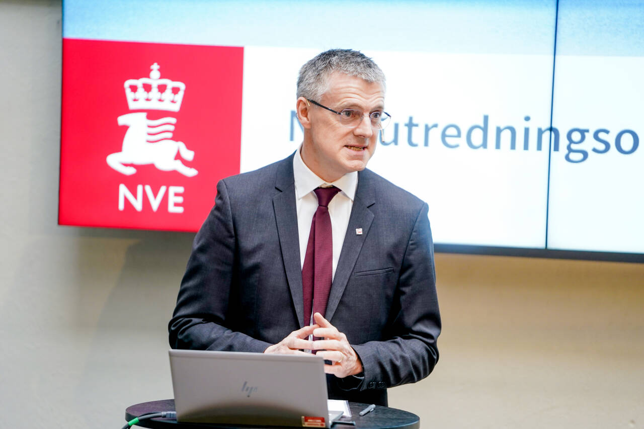 Kjetil Lund i NVE presenterer nye områder for havvind.Foto: Terje Pedersen / NTB