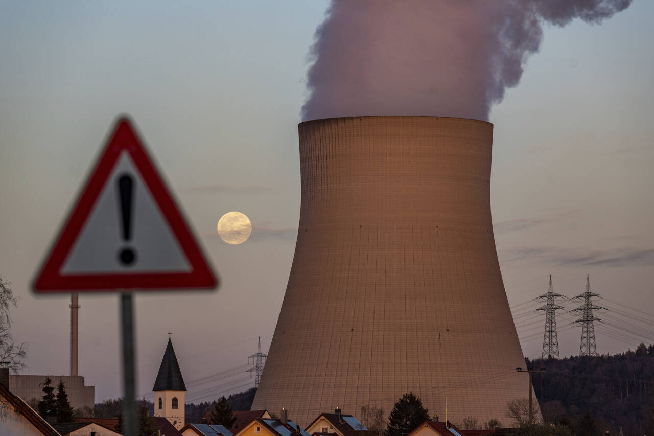 Vanndamp stiger opp fra et kjernekraftverk i Tyskland. Landet har besluttet å stenge ned flere av sine kjernekraftverk. Foto: Armin Weigel / DPA / AP / NTB.