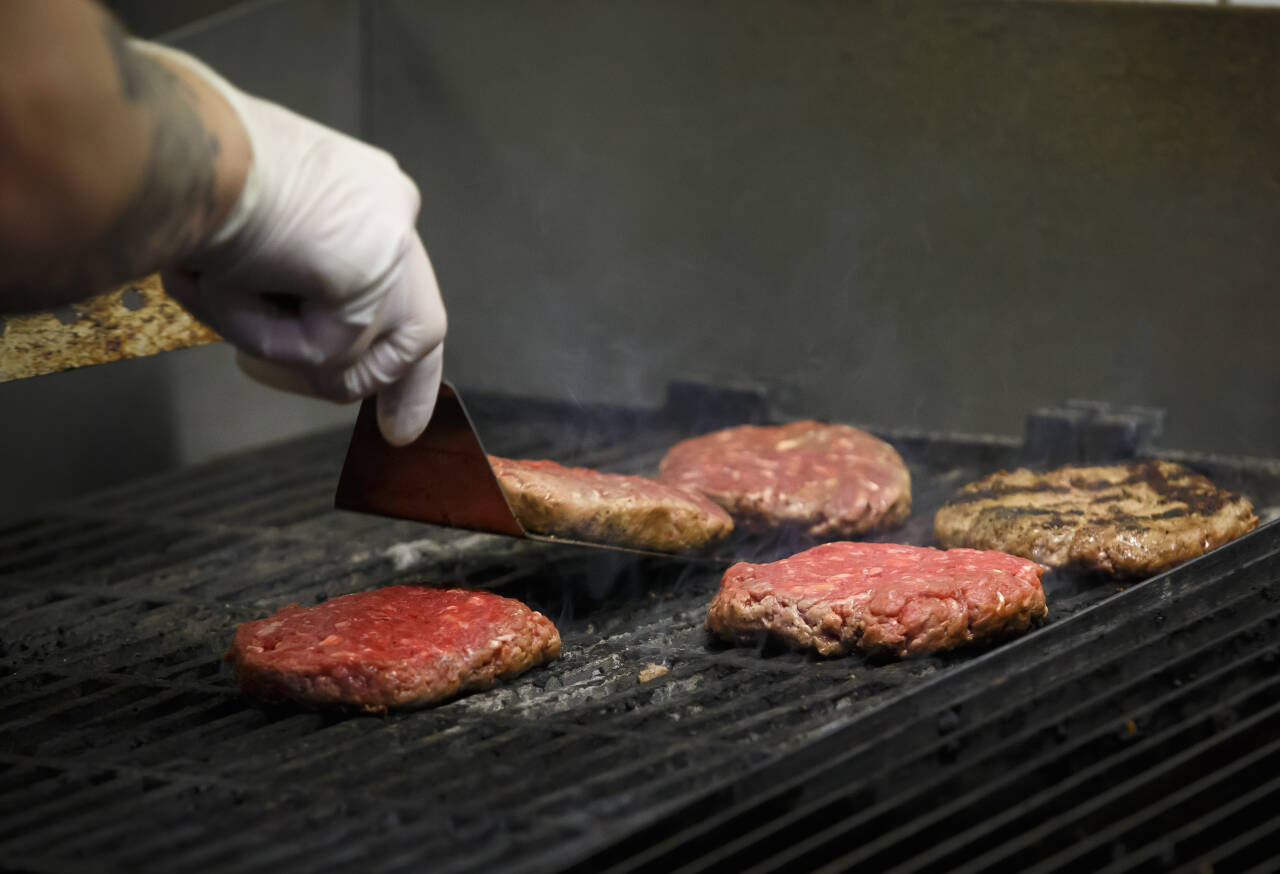 Ifølge et utkast til kostholdsråd bør inntaket av rødt kjøtt reduseres ytterligere. Illustrasjonsfoto: Heiko Junge / NTB