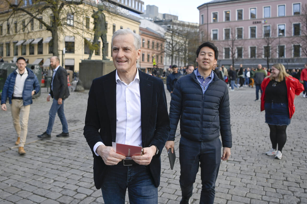 Statsminister Jonas Gahr Støre (Ap) drev valgkamp lørdag - men sendte også en hilsen til 50-åringen Frp: – Femti år, det er ingen alder. Stå på for det politiske arbeidet dere tror på, sa Støre. Foto: Annika Byrde / NTB