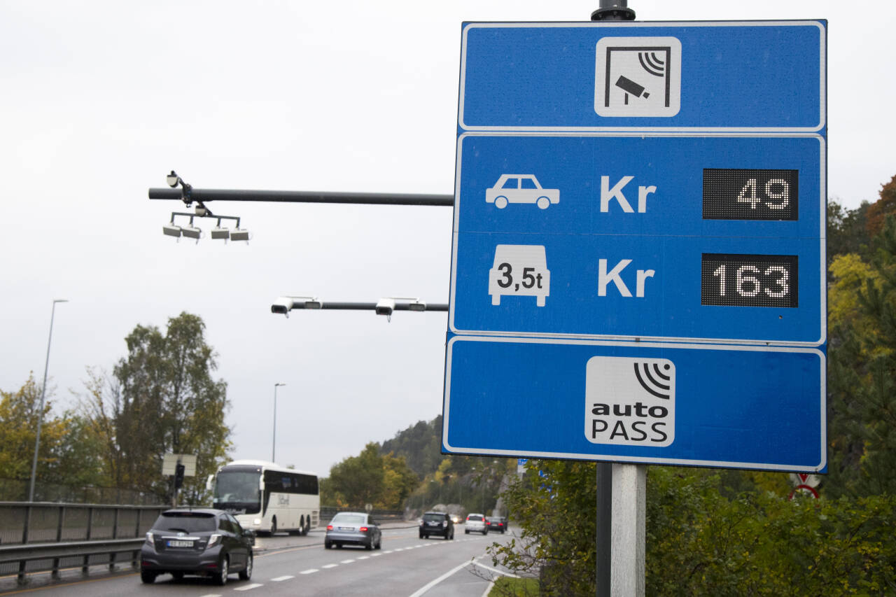 Det nye bompengegebyret fra bombrikkeutstederen Flyt ble først stemplet ulovlig av samferdselsmyndighetene. Nå sier Vegdirektoratet ja til gebyret. Foto: Heiko Junge / NTB