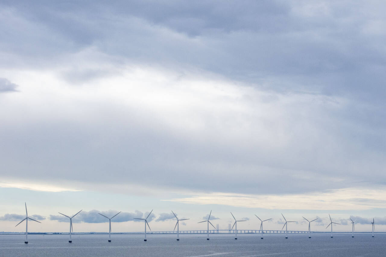 En rapport viser at Norge har god kapasitet til utbygging av havvind. Bildet viser vindmøller i Øresund mellom København og Malmö. Foto: Paul Kleiven / NTB