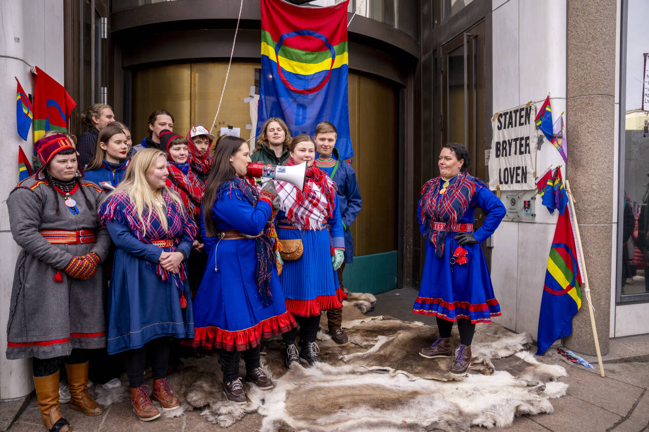 Kampen mot vindkraftverkene på Fosen førte til at Olje- og energidepartementet ble avsperret av samiske aksjonister og miljøvernere i begynnelsen av mars. De slapp kun inn sametingspresident Silje Karine Muotka. Foto: Javad Parsa / NTB